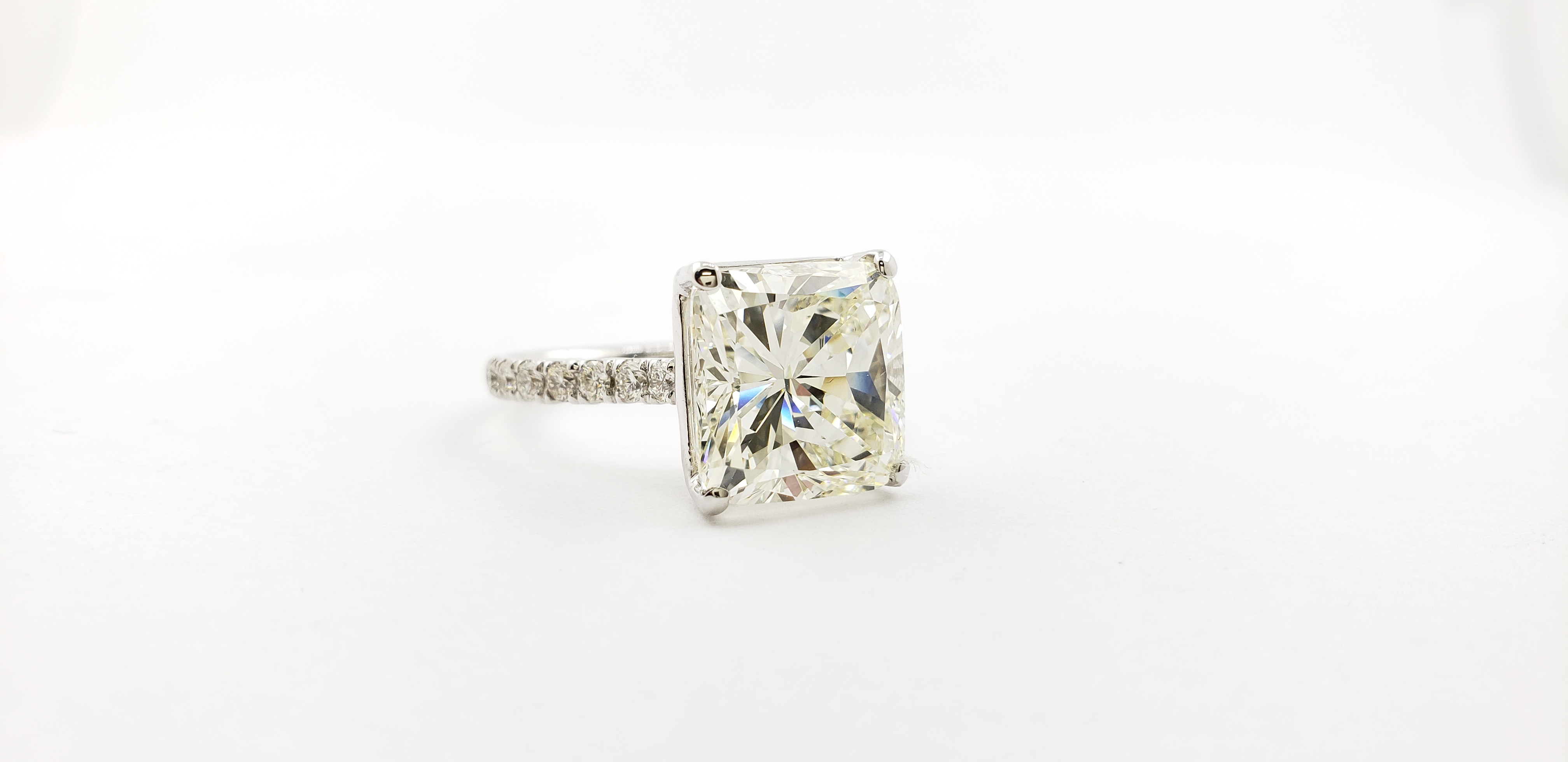 Cushion Shape Diamond ring